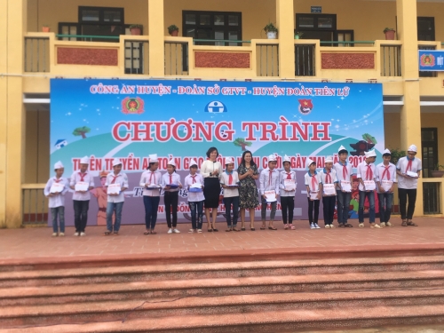 HUYỆN ĐOÀN TIÊN LỮ TỔ CHỨC TUYÊN TRUYỀN AN TOÀN GIAO THÔNG VÌ NỤ CƯỜI NGÀY MAI NĂM 2018