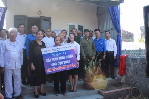 Tỉnh đoàn - Ngân hàng thương mại cổ phần & đầu tư chi nhánh Hưng Yên khánh thành, bàn giao Nhà nhân ái và nhà tiêu hợp vệ sinh tặng cựu TNXP  có hoàn cảnh đặc biệt khó khăn