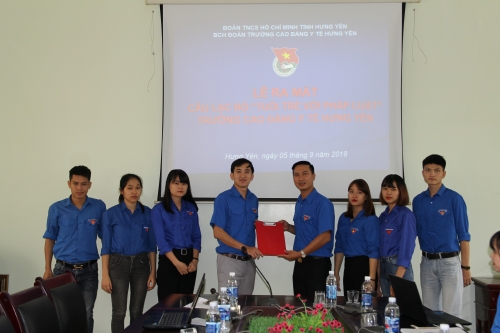 Đẩy mạnh công tác tuyên truyền, giáo dục phổ biến pháp luật và giúp đỡ thanh niên hoàn lương thông qua việc thành lập các Câu lạc bộ “Tuổi trẻ với pháp luật” và “Thắp sáng niềm tin”