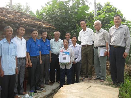 Ban Thường vụ Tỉnh Đoàn thăm và tặng quà 5 cựu Thanh niên xung phong có hoàn cảnh khó khăn