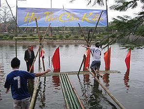 Thành Đoàn Hưng Yên phối hợp với Trung tâm văn hoá thể thao thành phố tổ chức Hội thi cầu Kiều và giải kéo co